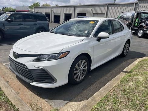Used 2024 Toyota Camry LE image 5