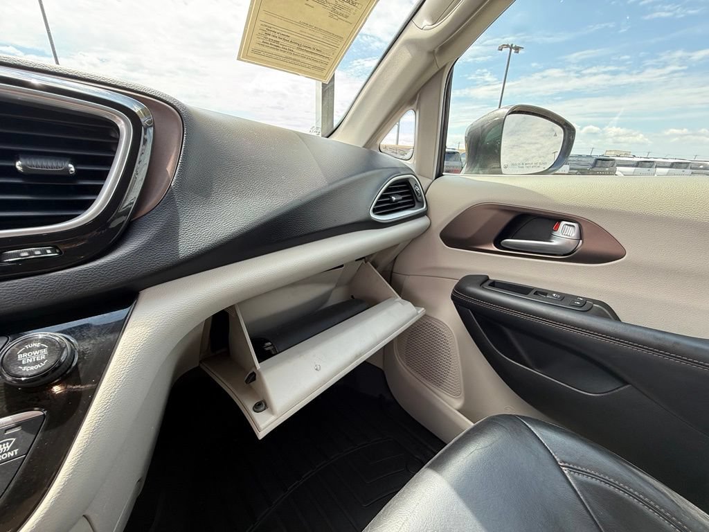 Used 2018 Chrysler Pacifica Touring-L FWD image 30