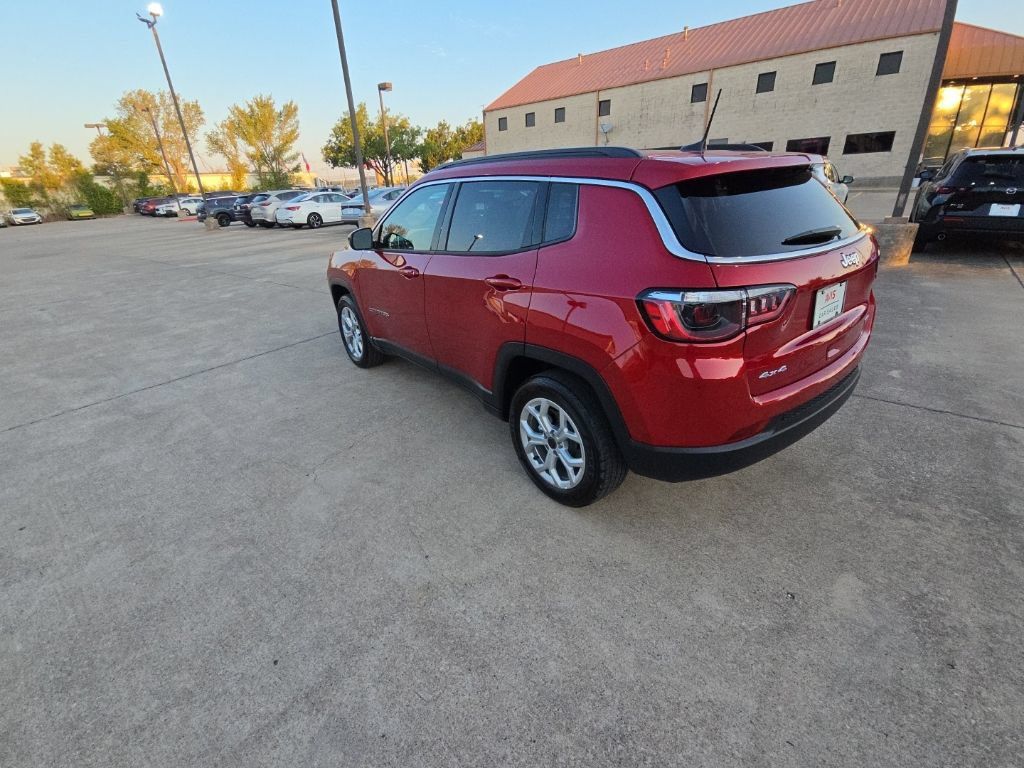 Used 2025 Jeep Compass Latitude AWD/4WD image 8