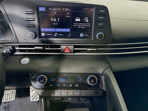 Used 2022 Hyundai Elantra SEL image 18