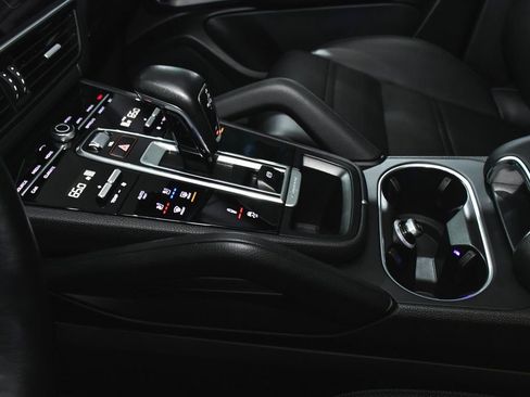 Used 2022 Porsche Cayenne Coupe image 44