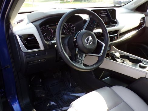 Used 2023 Nissan Rogue SL w/ SL Premium Package image 5