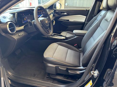 Used 2025 Chevrolet Trax LT FWD image 27