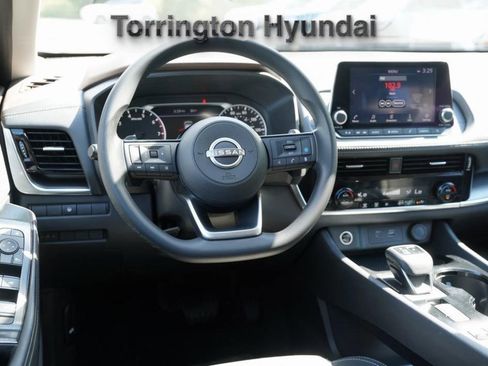 Used 2022 Nissan Rogue SV image 16