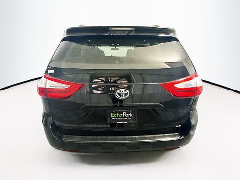 Used 2017 Toyota Sienna LE image 7