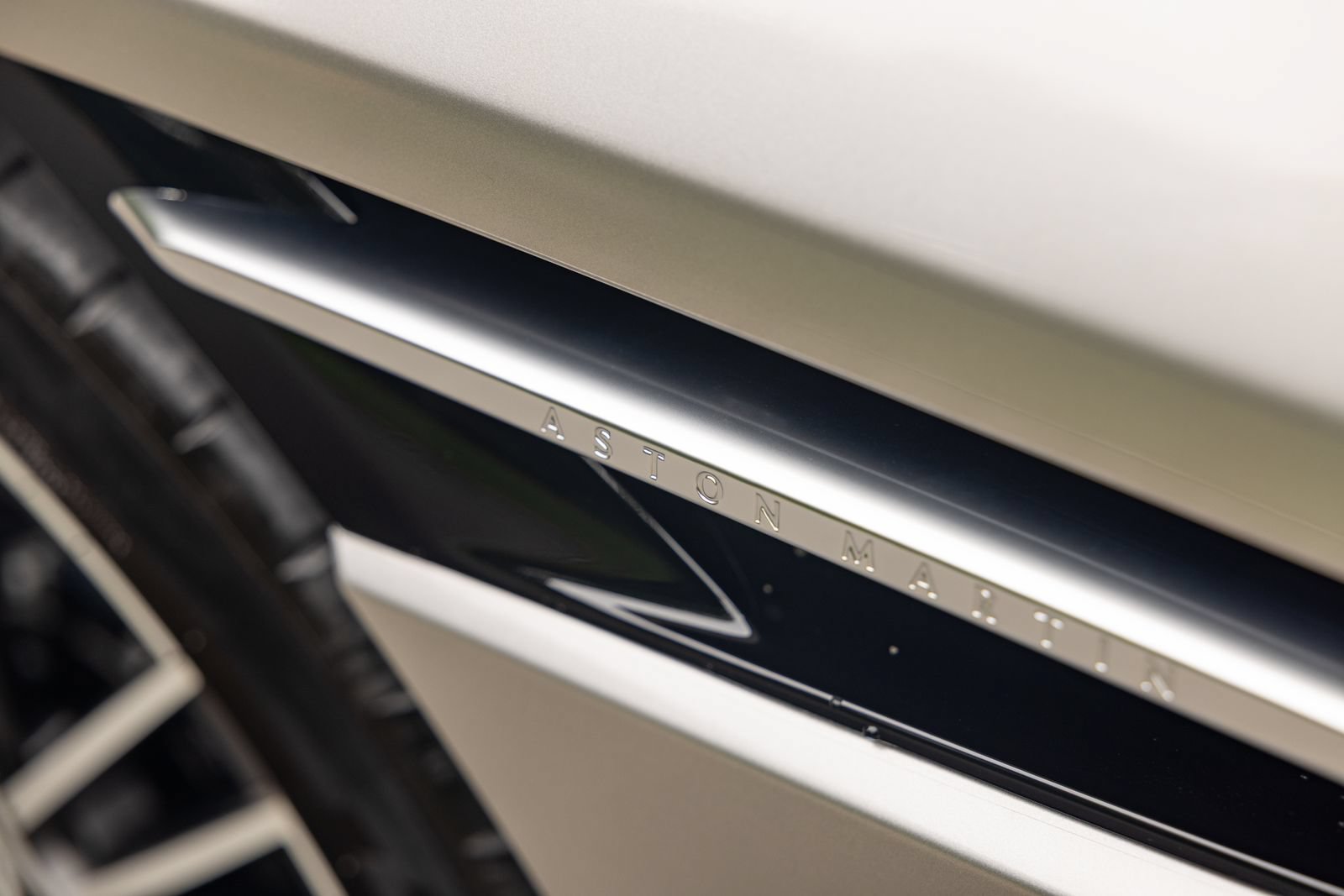 Used 2024 Aston Martin DB12 Convertible RWD image 23