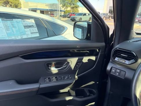 Used 2025 Honda Pilot TrailSport image 15