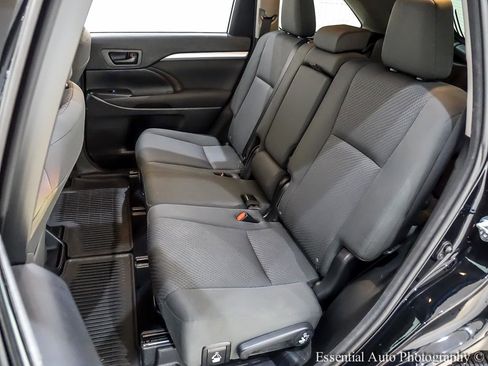 Used 2016 Toyota Highlander LE image 16