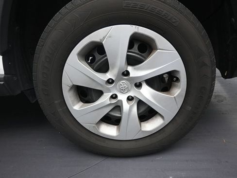 Used 2020 Toyota RAV4 LE FWD image 10