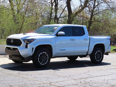 Used 2025 Toyota Tacoma TRD Sport AWD/4WD image 8