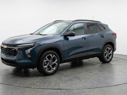 Used 2025 Chevrolet Trax LT FWD image 3