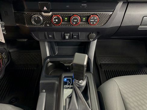 Used 2020 Toyota Tacoma SR5 AWD/4WD image 22