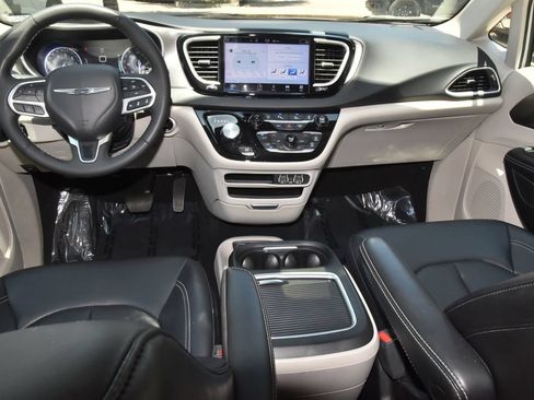 Used 2024 Chrysler Pacifica Touring-L FWD image 17