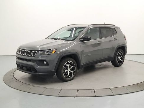 Used 2024 Jeep Compass Latitude AWD/4WD image 4