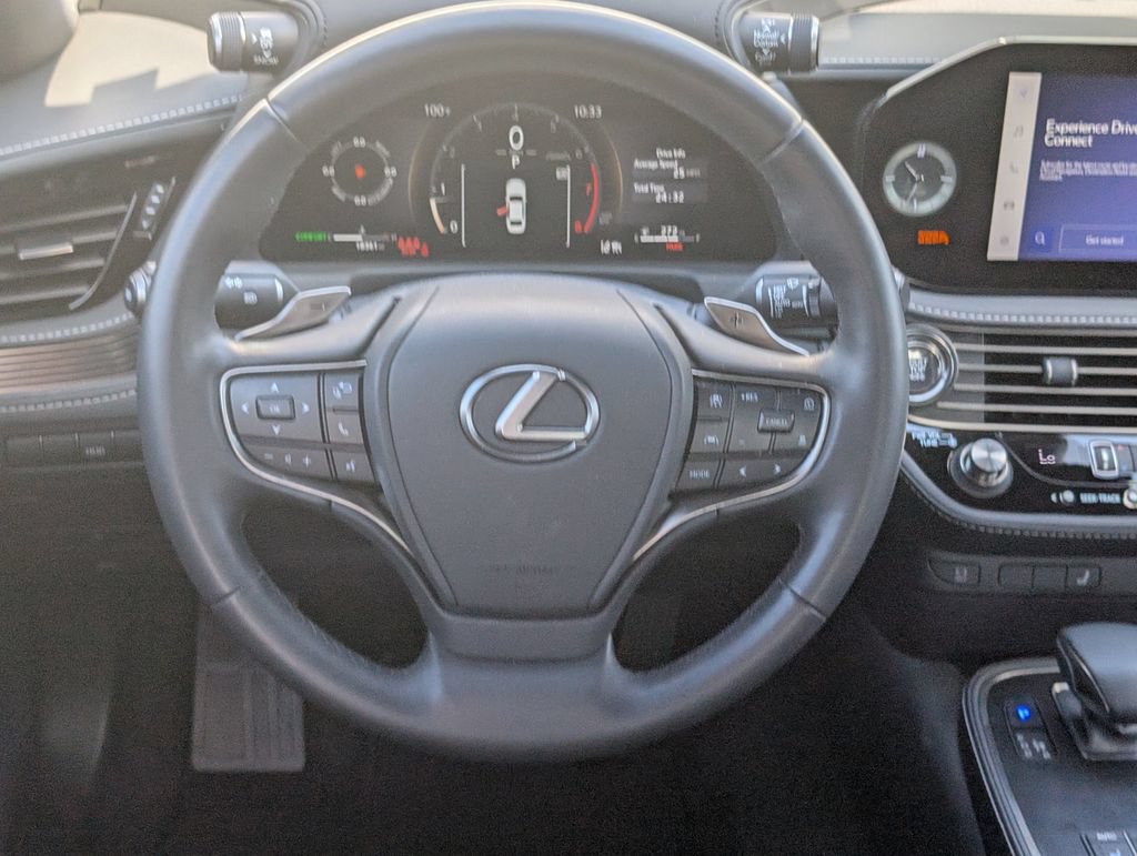 Used 2025 Lexus LS 500 w/ Accessory Package (Z1) RWD image 16