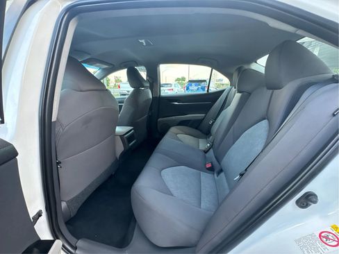 Used 2018 Toyota Camry LE image 10