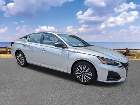Used 2025 Nissan Altima 2.5 SV FWD image 10