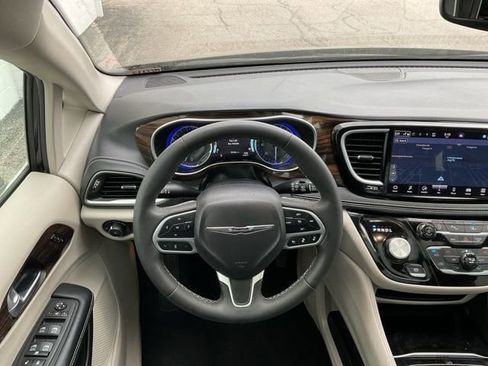 Used 2023 Chrysler Pacifica Limited image 28