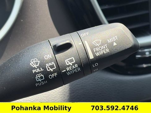 Used 2023 Chrysler Pacifica Touring-L FWD image 11