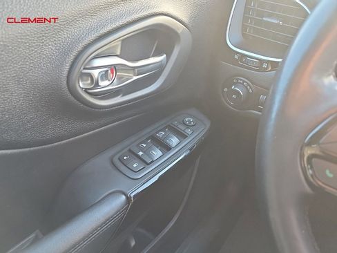 Used 2020 Jeep Cherokee Latitude Plus image 17