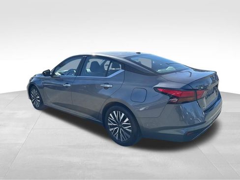 Used 2024 Nissan Altima 2.5 SV image 3
