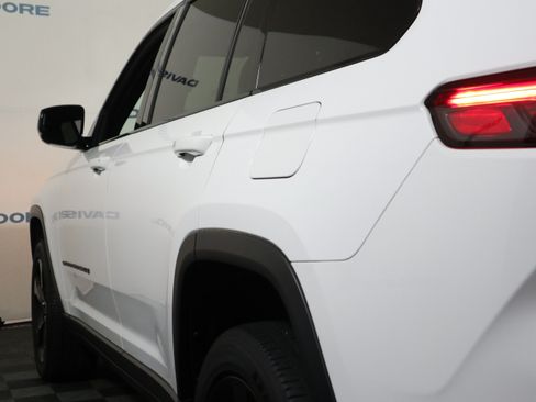 Used 2023 Jeep Grand Cherokee L Laredo AWD/4WD image 10