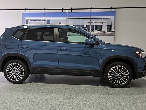 New 2026 Volkswagen Taos SE FWD image 9
