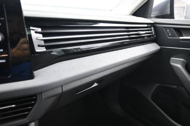 Used 2025 Volkswagen Jetta SE FWD image 24