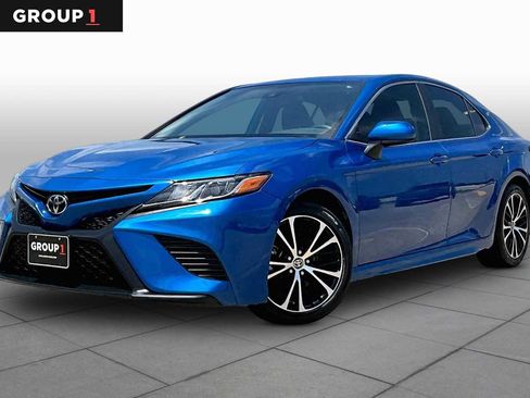 Used 2020 Toyota Camry SE FWD image 1