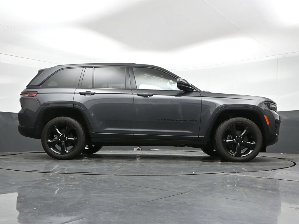 Used 2025 Jeep Grand Cherokee Altitude AWD/4WD image 43