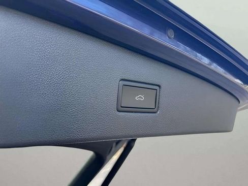 Used 2022 Volkswagen Tiguan SE w/ Panoramic Sunroof Package image 8