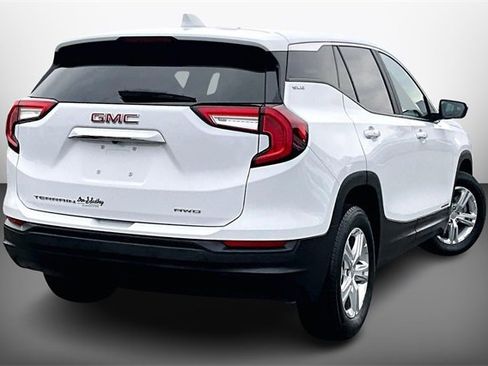 Used 2024 GMC Terrain SLE image 2