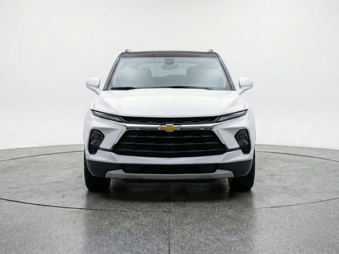 Used 2025 Chevrolet Blazer LT image 2
