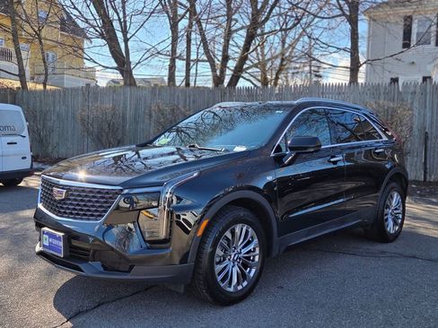 Used 2025 Cadillac XT4 Premium Luxury image 2