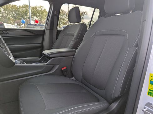 Used 2025 Jeep Grand Cherokee L Laredo image 10