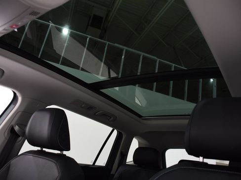 Used 2024 Volkswagen Tiguan SE image 29