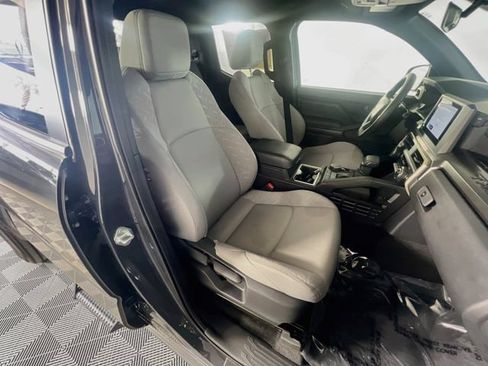 Used 2025 Toyota Tacoma SR5 AWD/4WD image 30