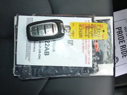 Used 2025 Chrysler Pacifica Select image 36