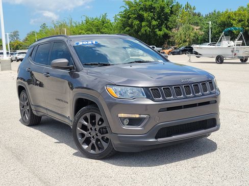 Used 2021 Jeep Compass Latitude FWD image 2