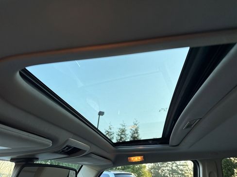 Used 2008 Jeep Commander Sport image 28