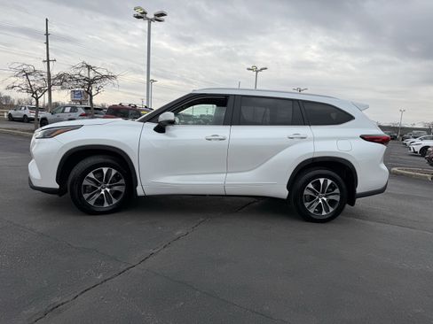 Used 2023 Toyota Highlander XLE image 5