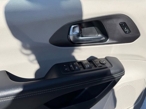 Used 2024 Chrysler Pacifica Touring-L image 15