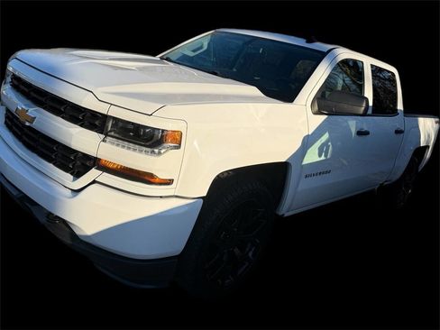Used 2018 Chevrolet Silverado 1500 Custom w/ Custom Value Package image 2