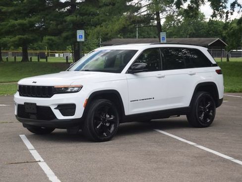 Used 2023 Jeep Grand Cherokee Altitude AWD/4WD image 21