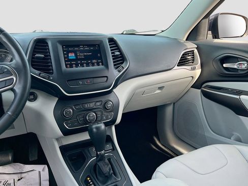 Certified 2020 Jeep Cherokee Latitude Plus w/ Comfort/Convenience Group image 21