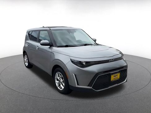 Used 2025 Kia Soul LX w/ LX Technology Package FWD image 3