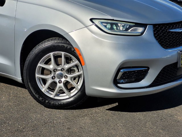Used 2023 Chrysler Pacifica Touring-L FWD image 9