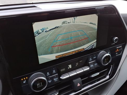 Used 2023 Toyota Highlander XLE image 11