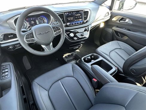 New 2026 Chrysler Pacifica Select image 11