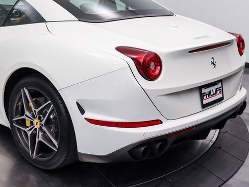 Used 2017 Ferrari California T RWD image 14